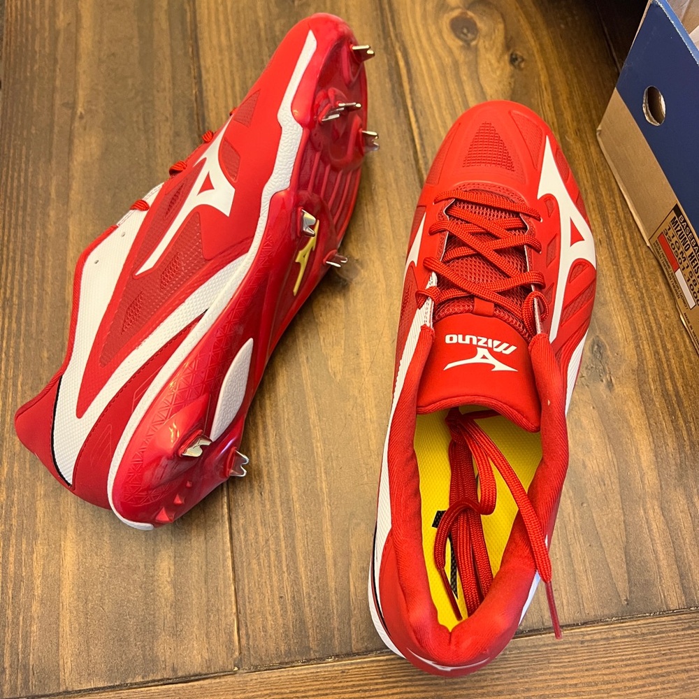 New in box. Men’s red & white Mizuno baseballl cleats. Size 13